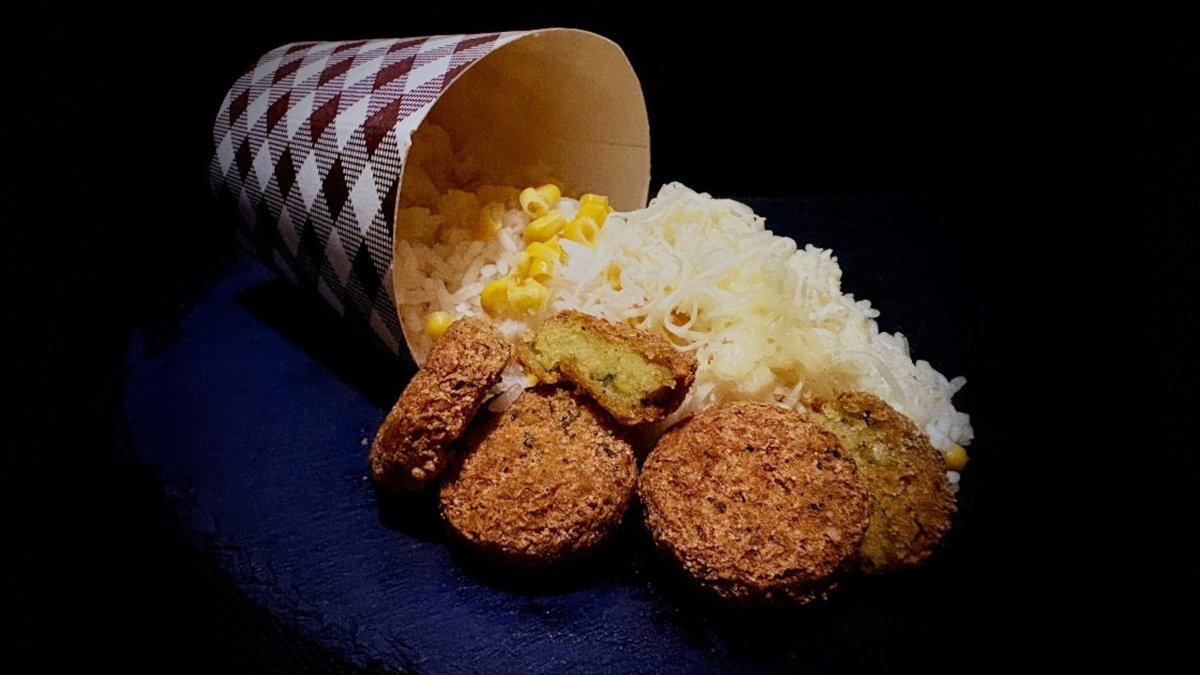 Falafel box kukoricás rizzsel és sajttal