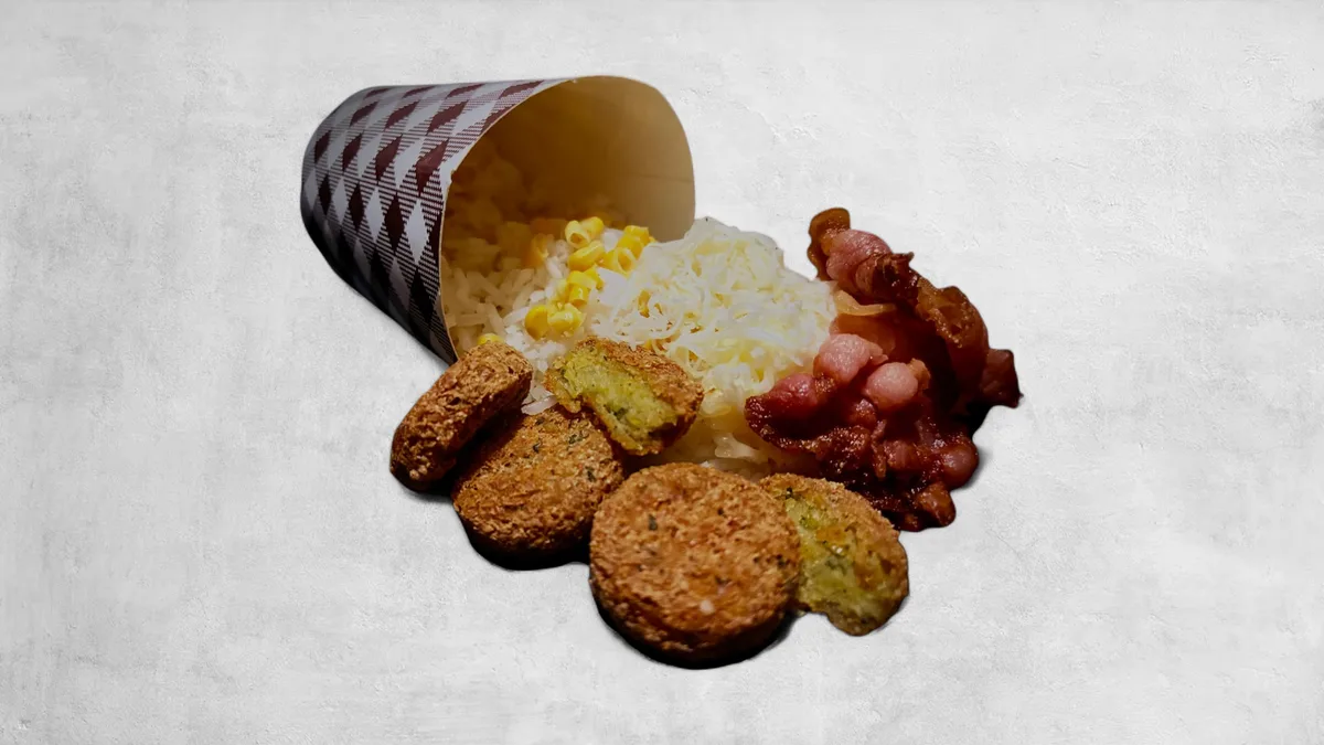 Falafel box kukoricás rizzsel, sajttal és baconnel