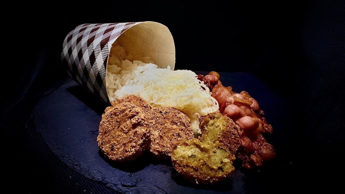 Falafel box rizzsel, sajttal és baconnel