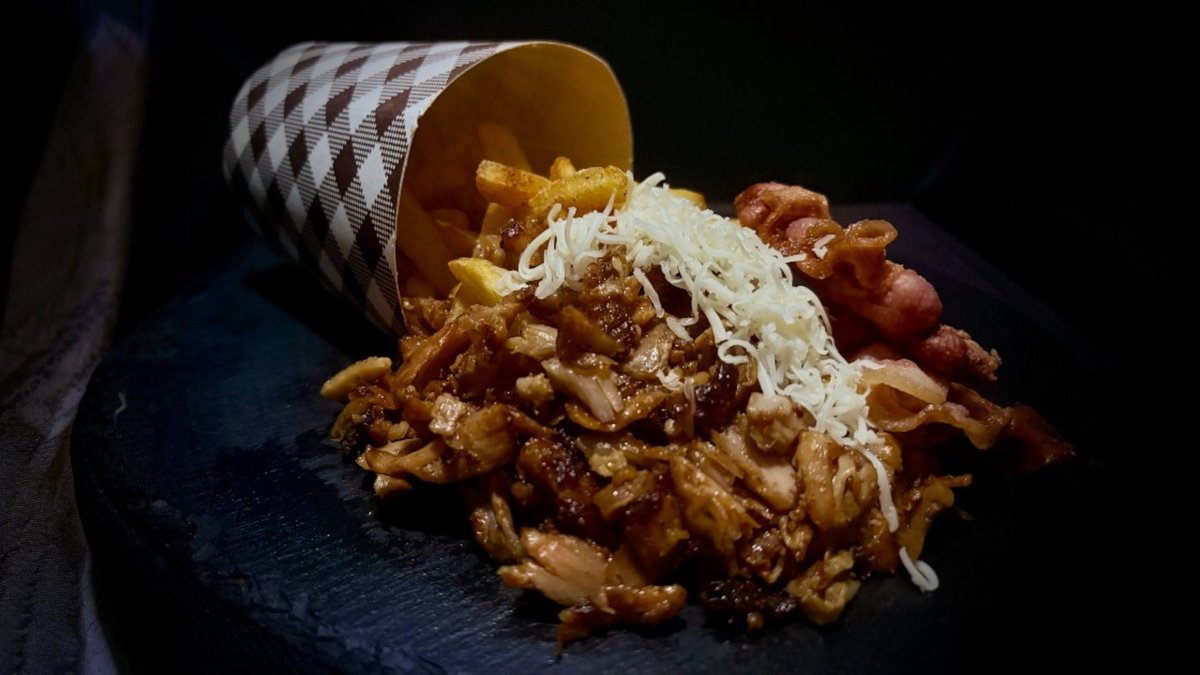 Gyros box hasábbal, sajttal és baconnel