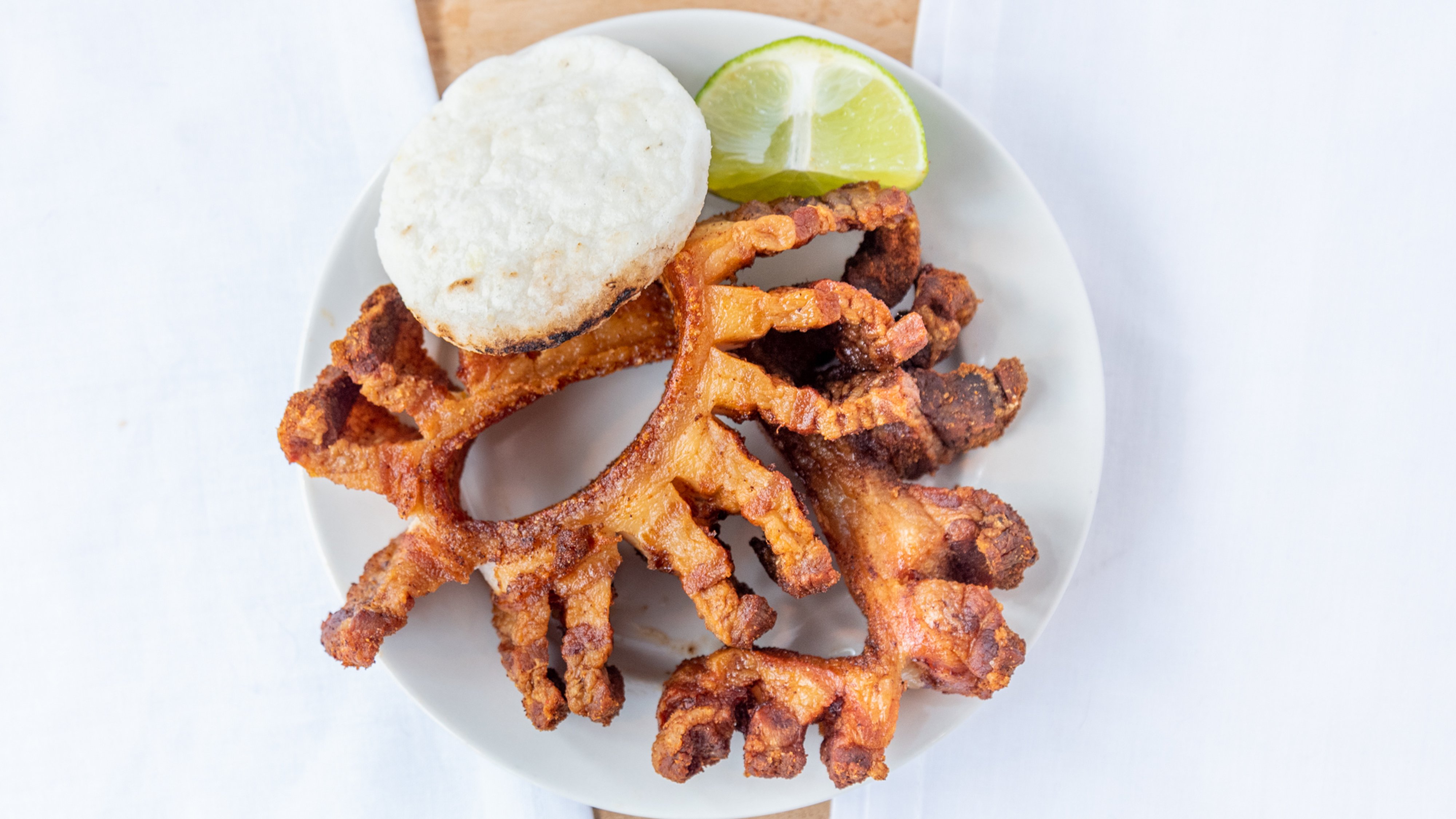 Chicharron Servido Con Arepa Pequena O Tostones