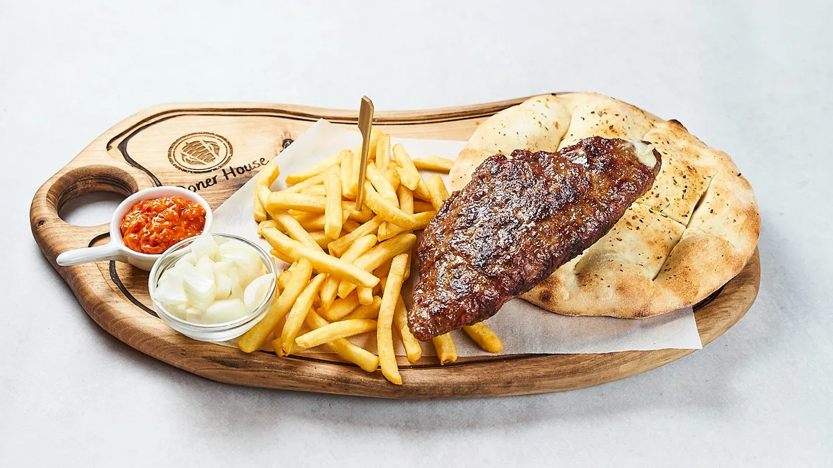 Punjena pljeskavica s prilogom