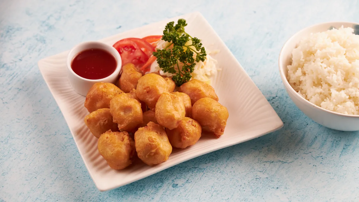 13. Friteerattua kanaa hapanimeläkastikkeessa