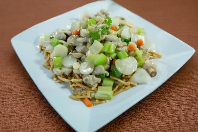 Pork Subgum Chow Mein | 豬肉雜錦炒麵