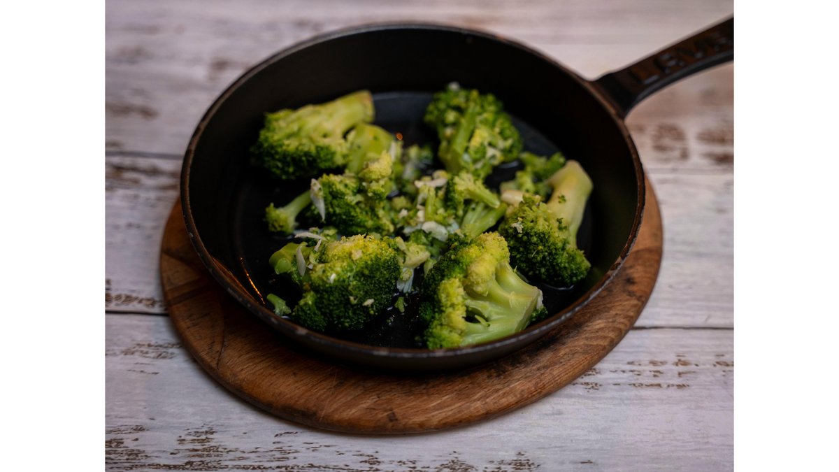 Broccoli sote cu usturoi