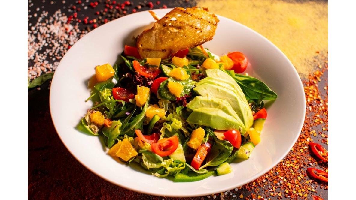 Salată cu avocado