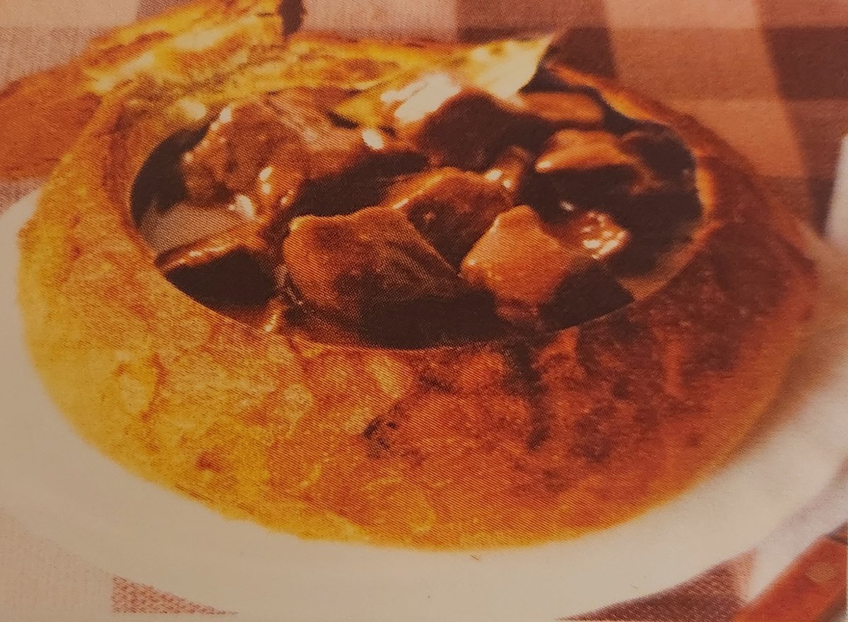 Marhapörkölt cipóban