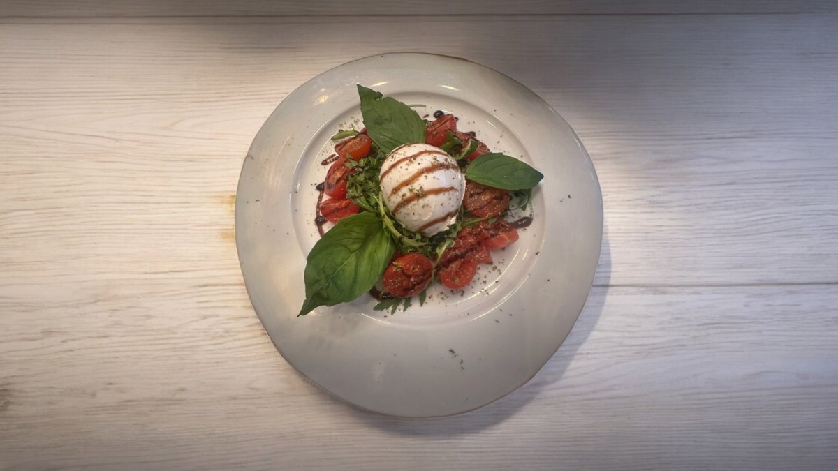 Bufala sul Letto di Rucola con Pomodoro