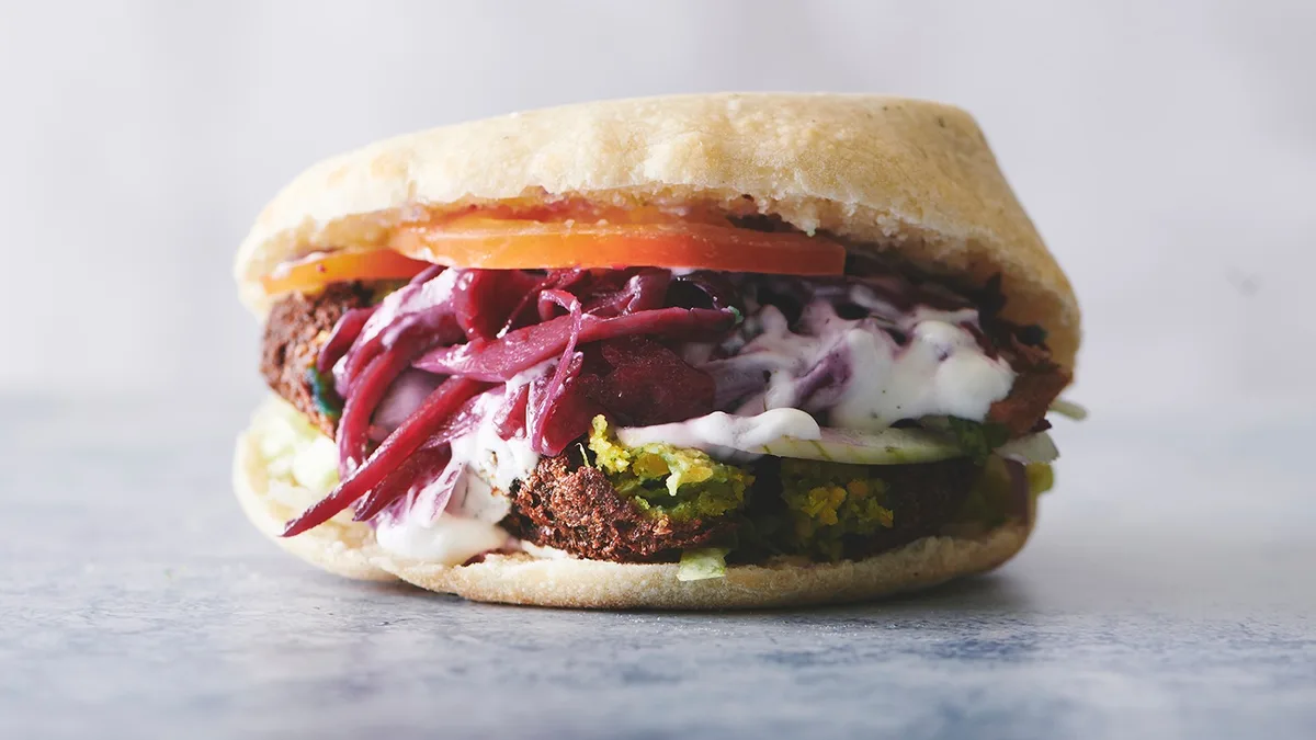 F16. Frisklavet falafel i pita (V)