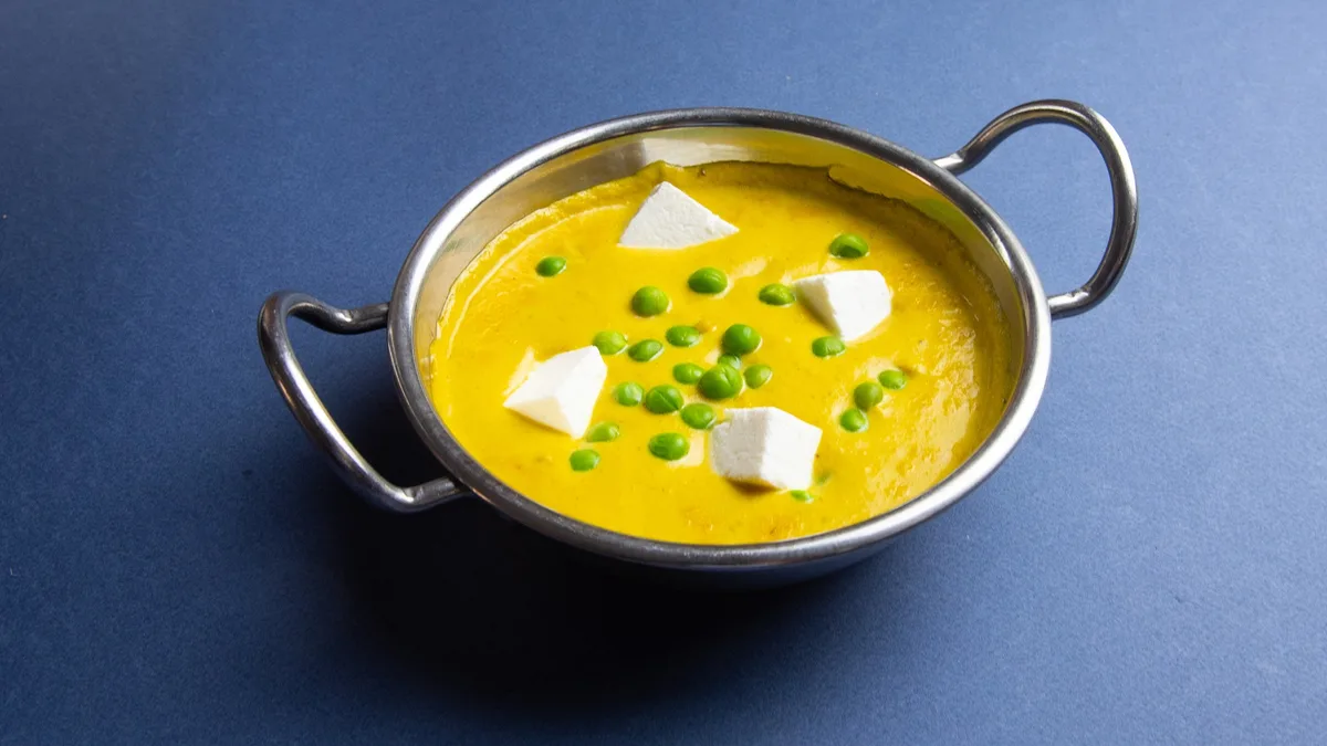 169. Matar Paneer