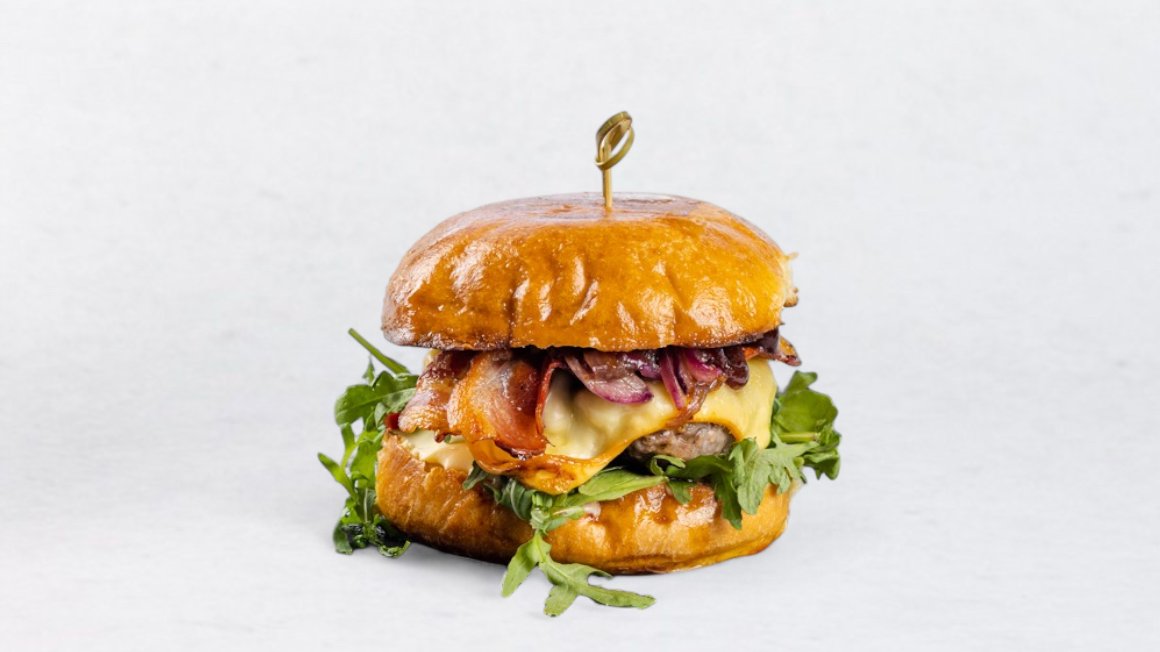 Smokey burger s krompirčkom