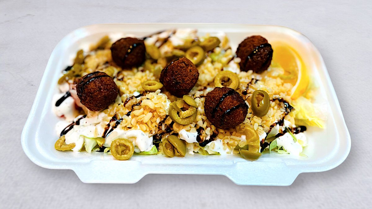 Bulgursaláta falafellel, tzatzikis öntettel