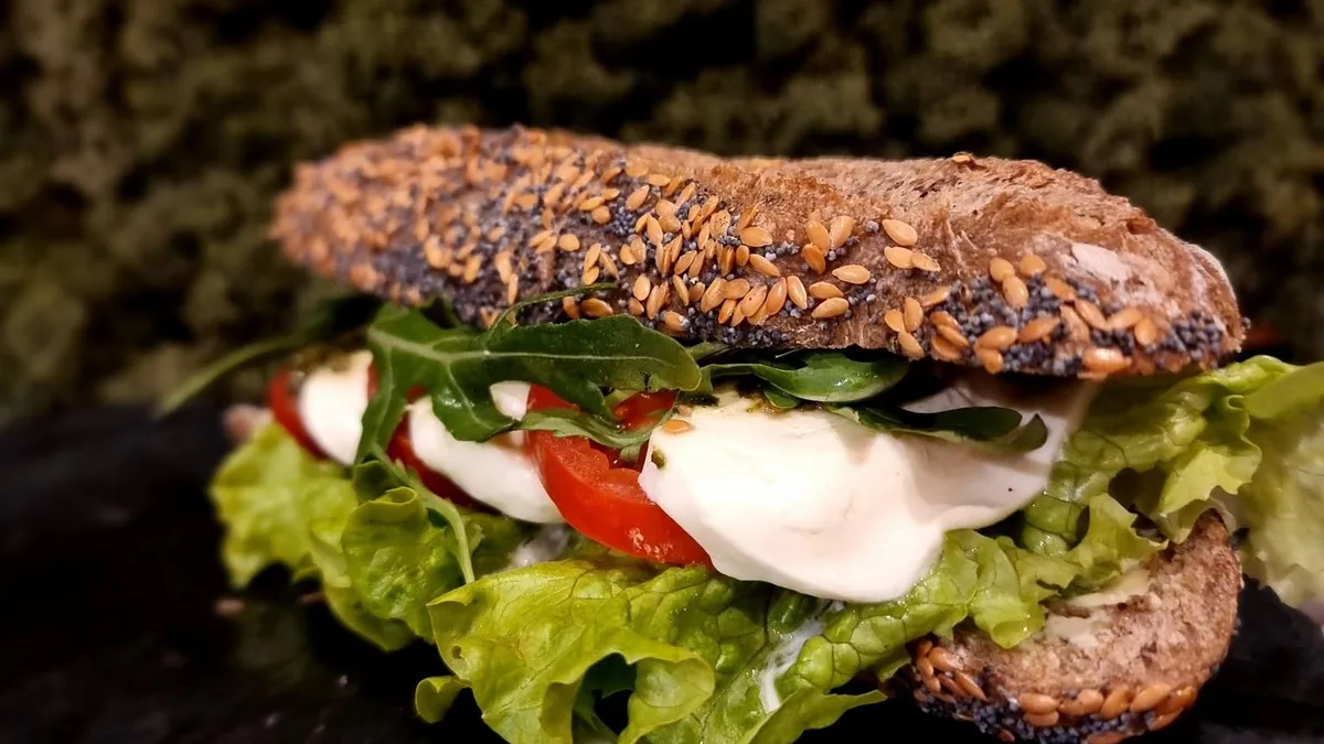 Mozzarella-paradicsom szendvics