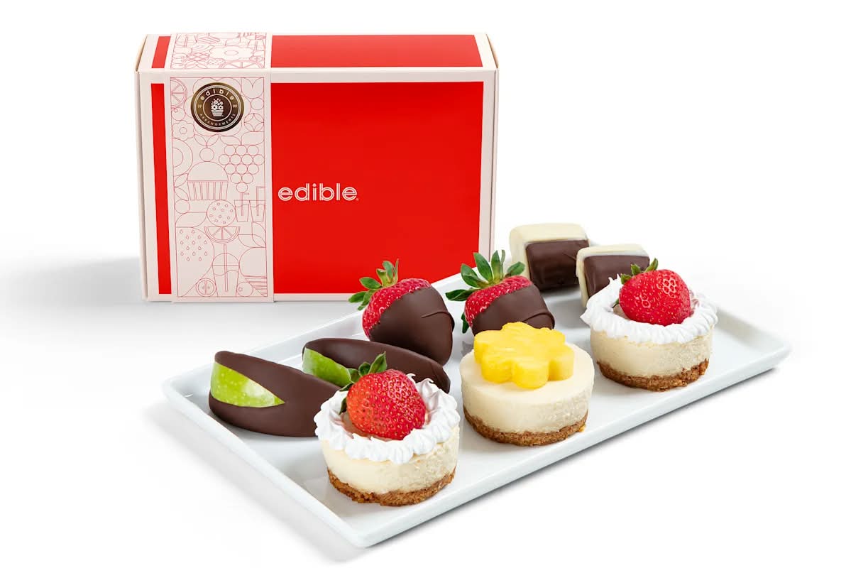 Cheesecake with Chocolate Dipped Fruit Box