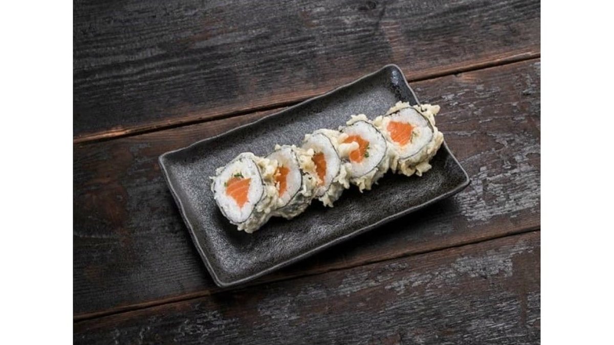 Salmon tempura maki