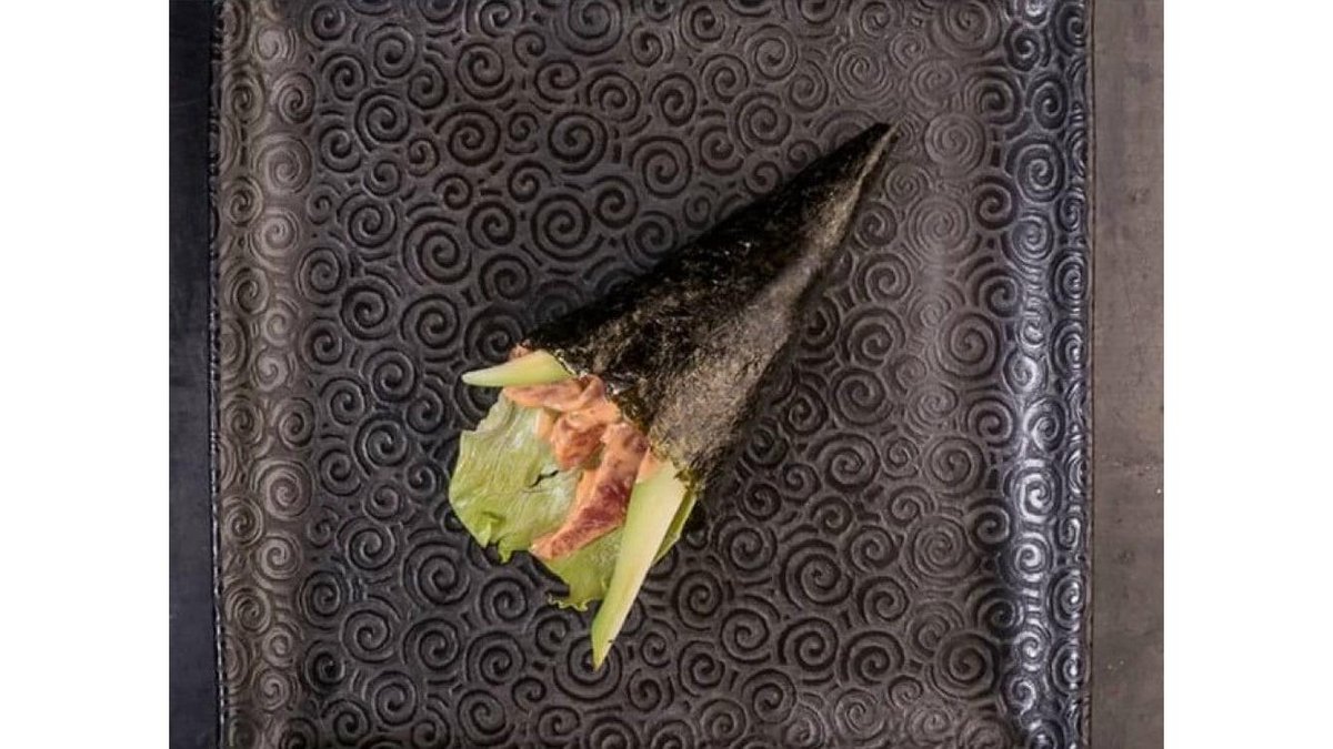 Spicy tuna temaki