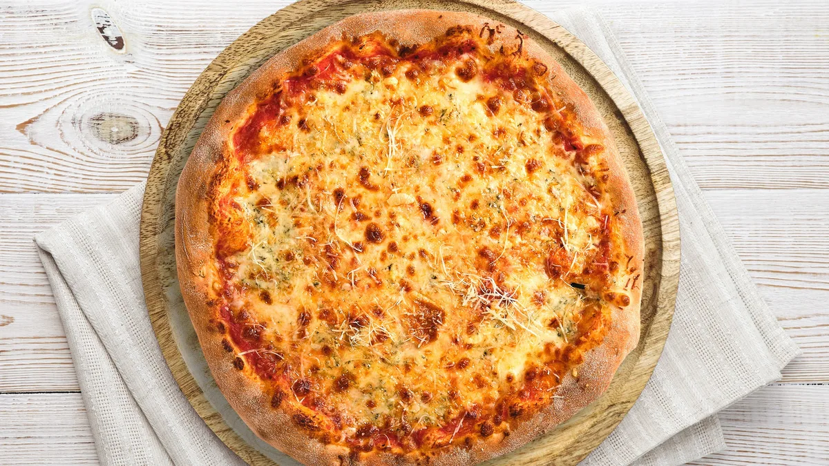 Cheesy pizza (V)