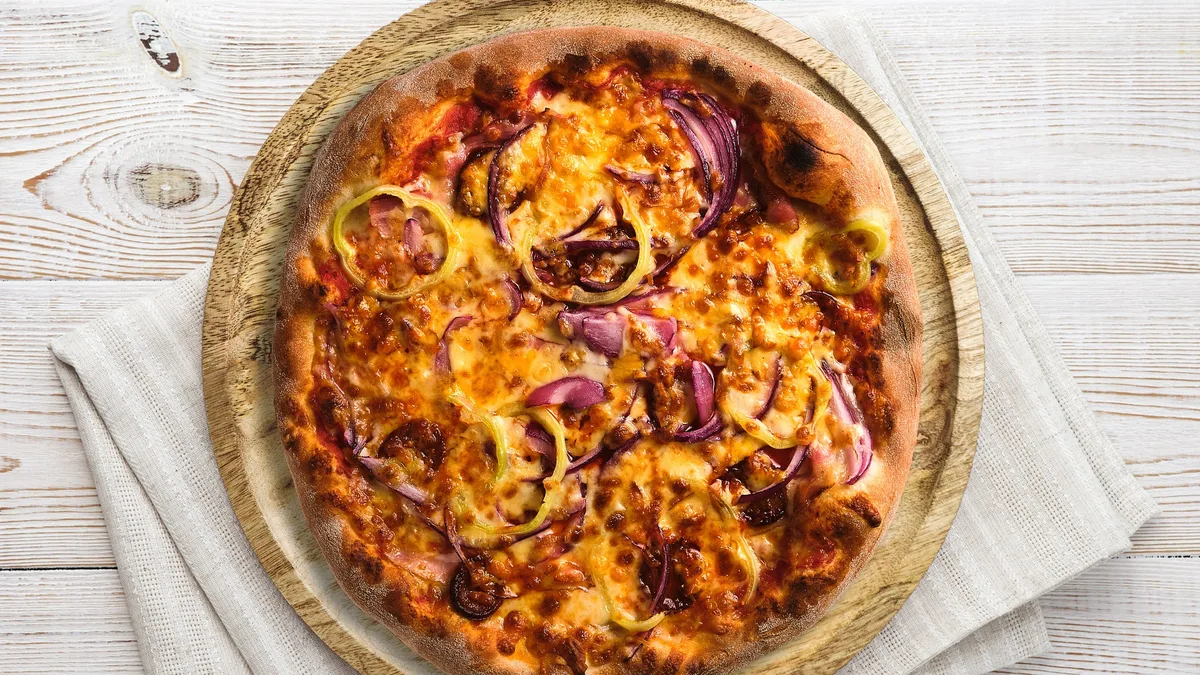 Red „Bacon and Salami” pizza