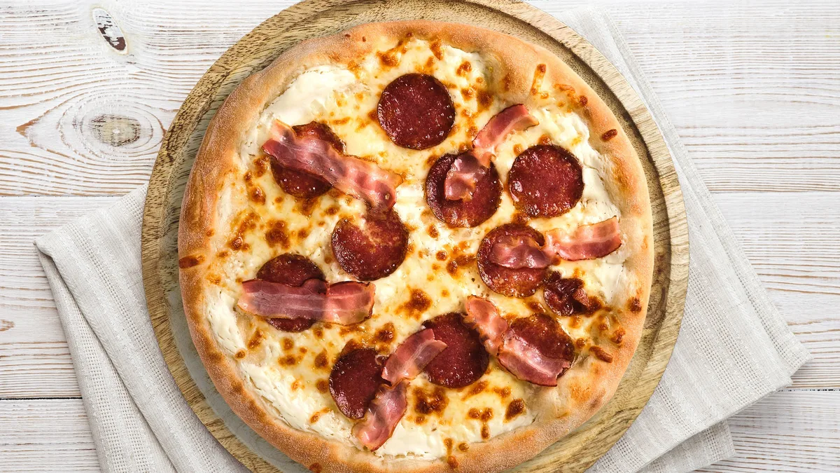 White „Bacon and Salami” pizza