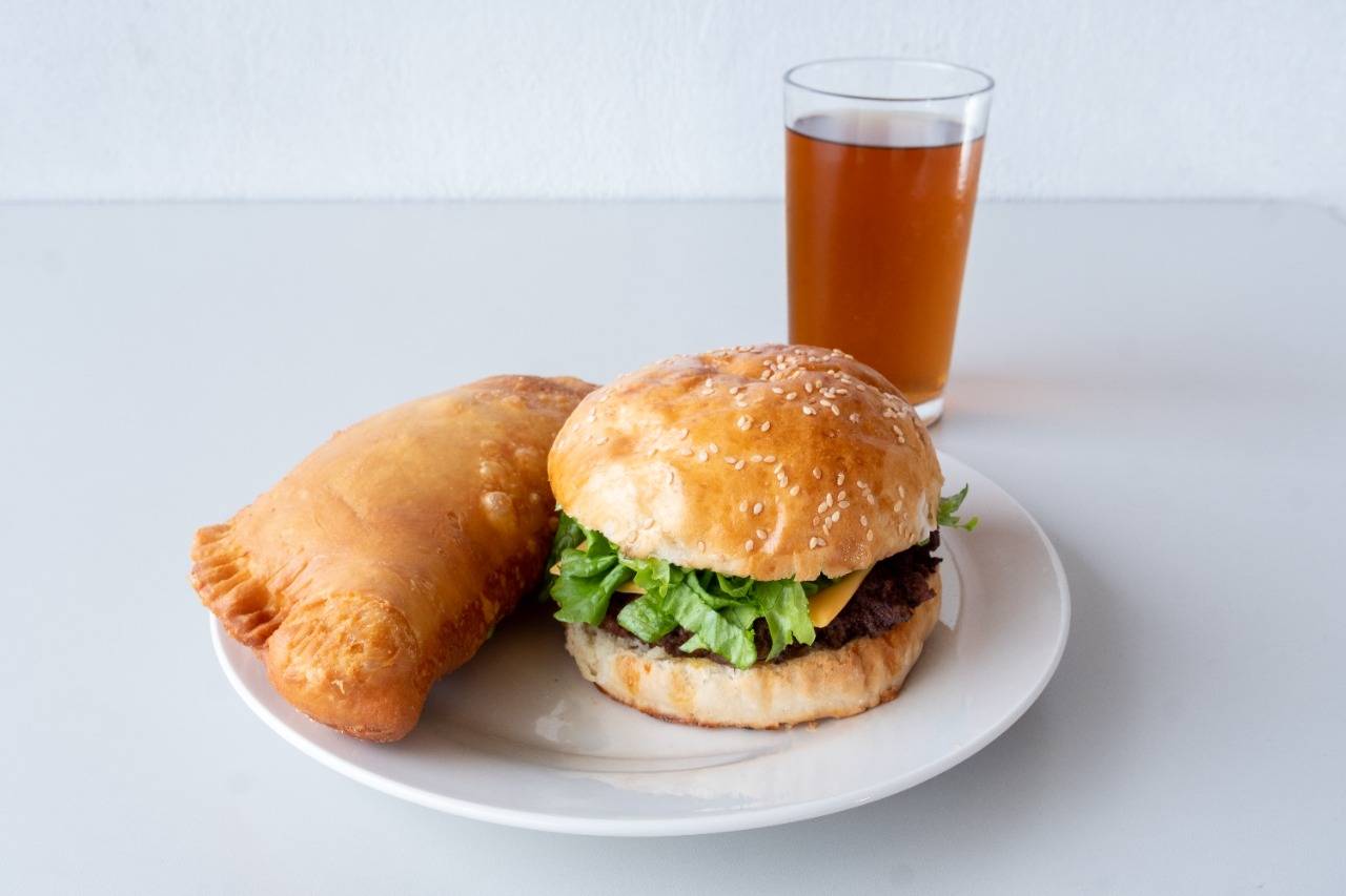 Combo 6: Calzone+cheeseburguer Especial