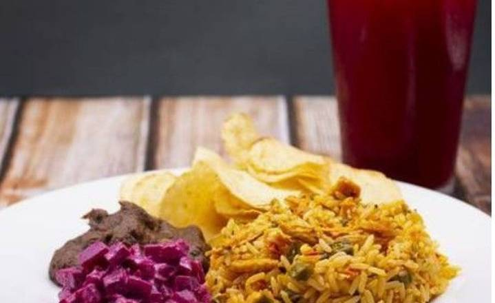 Arroz con Pollo con Bebida