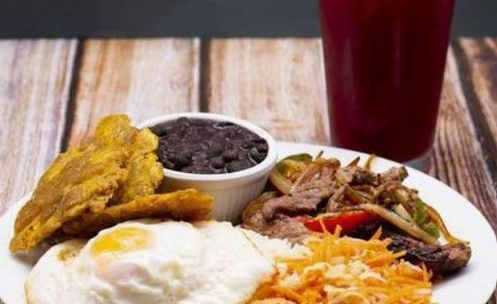 Casado Típico con Bebida Natural