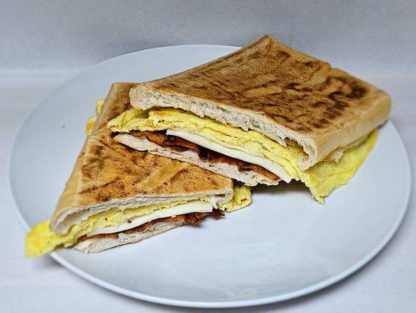 Pan con Tortilla Bacon y Queso