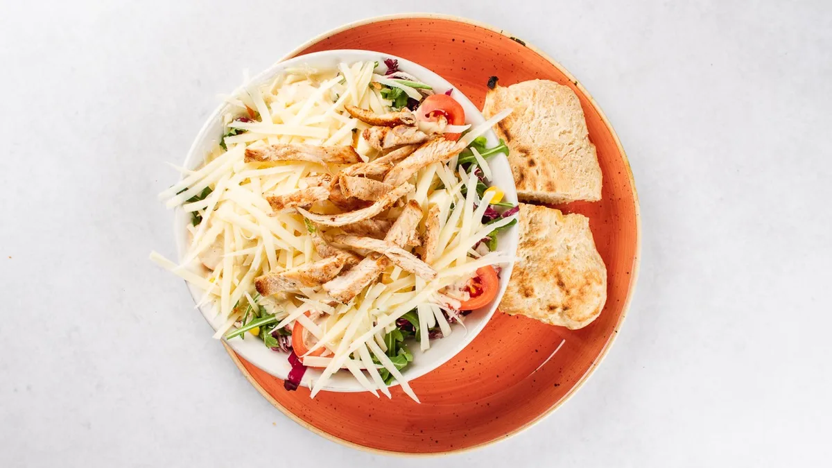 Ensalada de Cesar con pollo - mala
