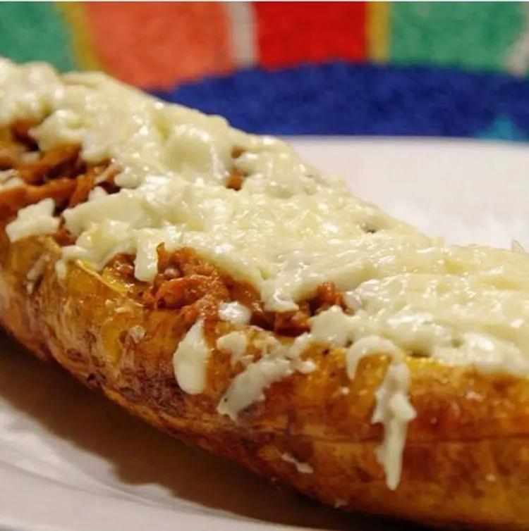 Maduro con Carne Mechada y Queso