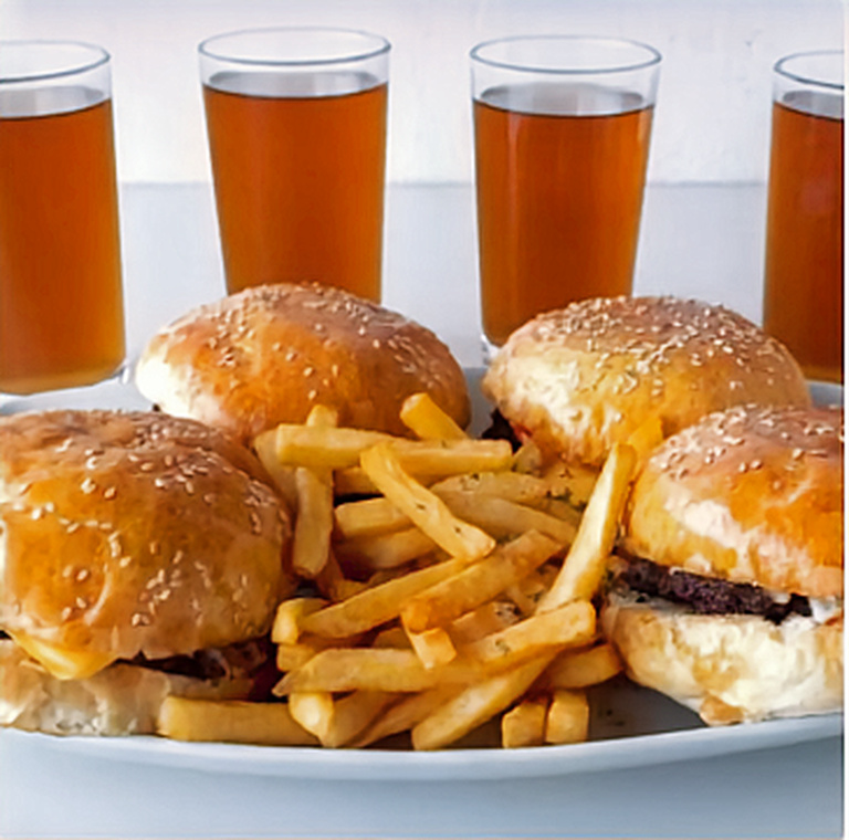 Combo 3: 4 Cheeseburguer+ 1 Papa Grande+