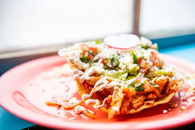 Tostada de Tinga de Pollo