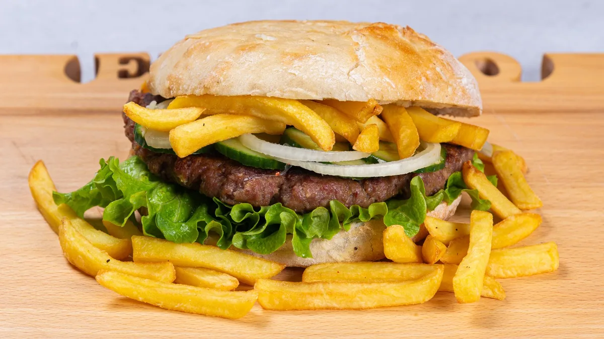 Pljeskavica 200g + Pomfrit