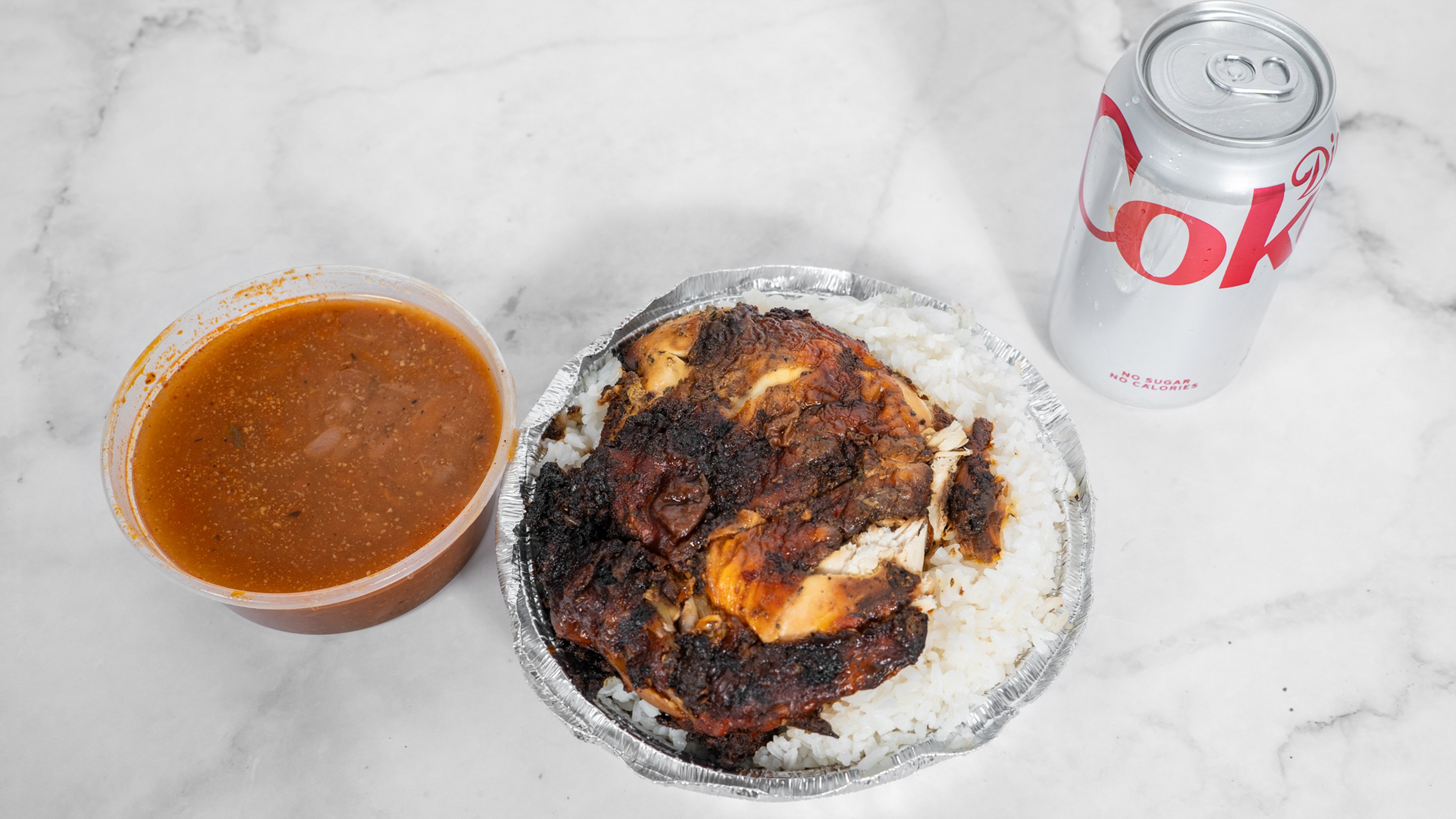 Pollo, Arroz, Habichuelas y Soda de Lata o Botella de Agua / Chicken, Rice, Beans and Can of Soda or Water Bottle