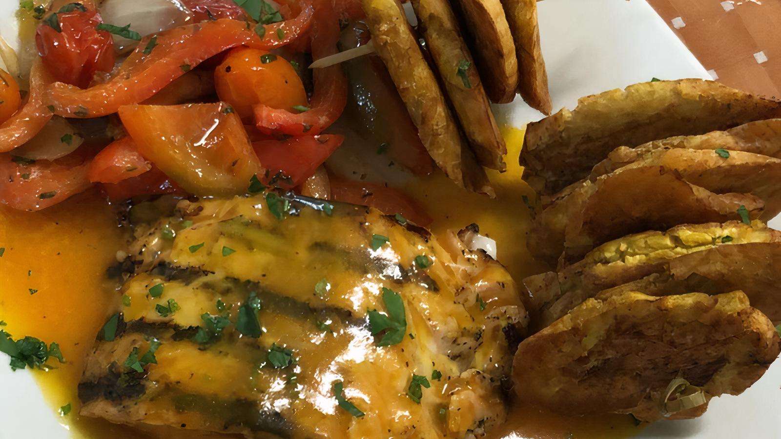 Salmón al Ajillo / Salmon in Garlic Sauce