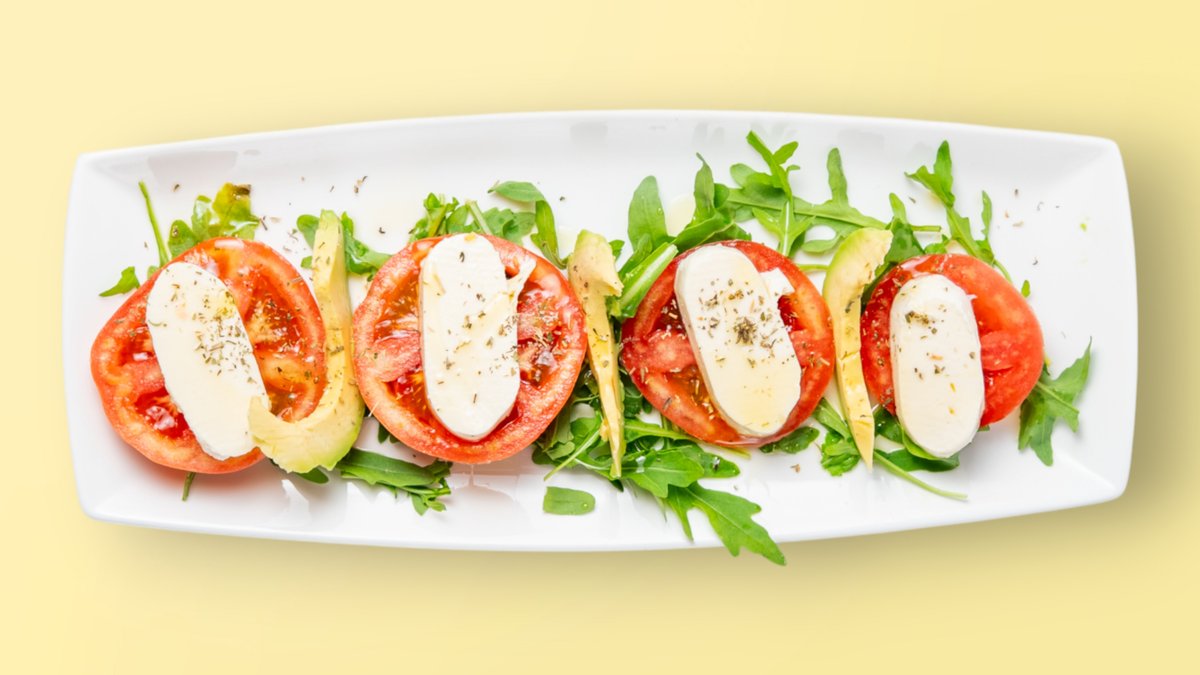 Sallatë Domate Mocarela and Avocado