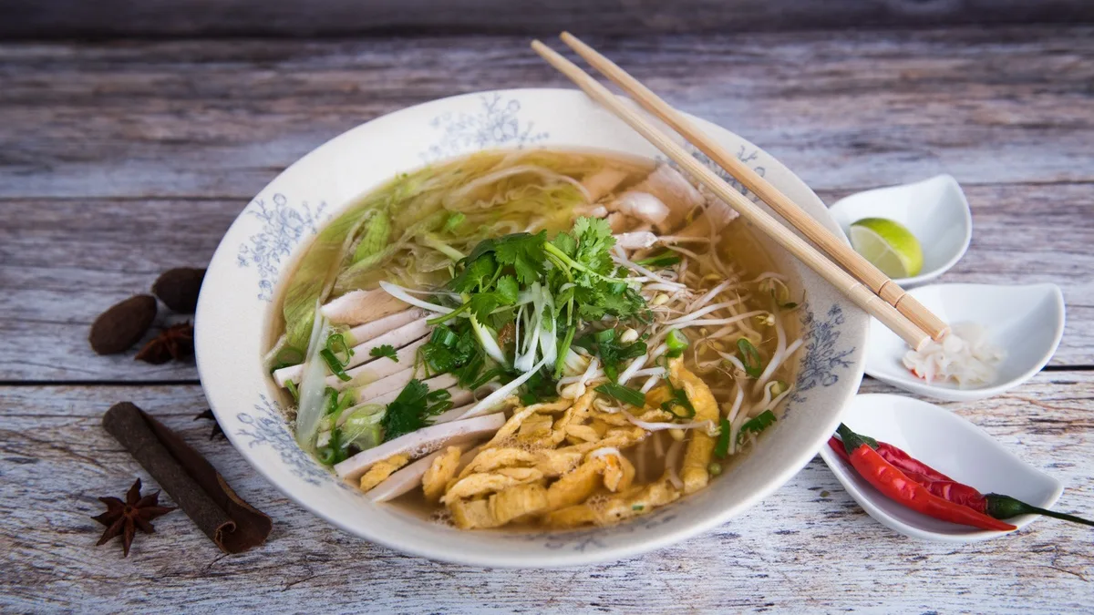 Hanoi leves tésztával