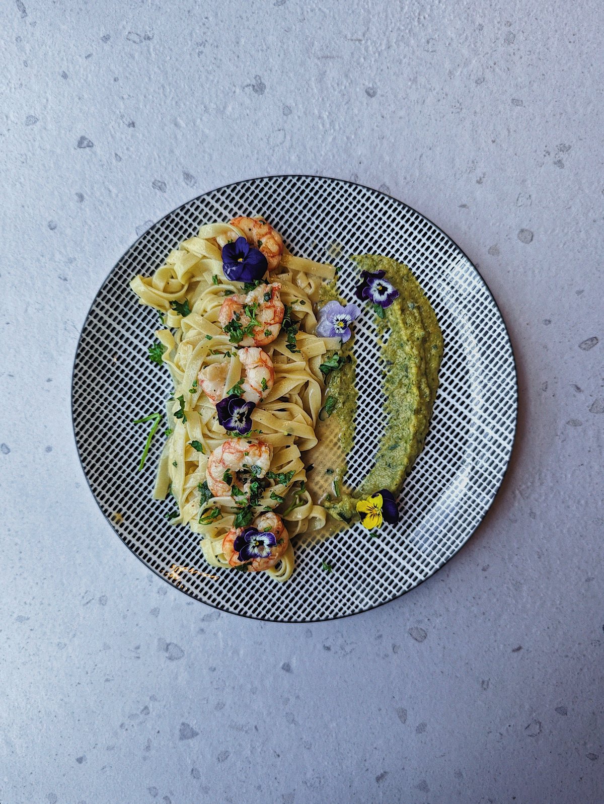 Tagliatelle con i gamberi su crema di zucchine
