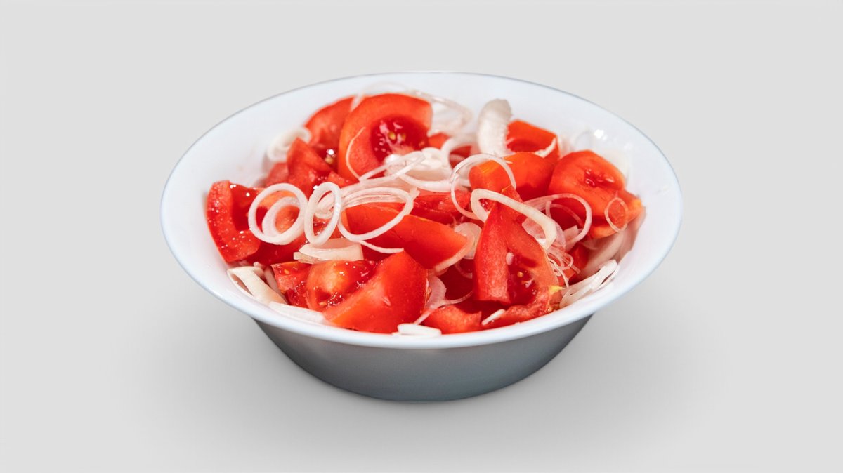 Salată de roșii cu ceapă și brânză rasă