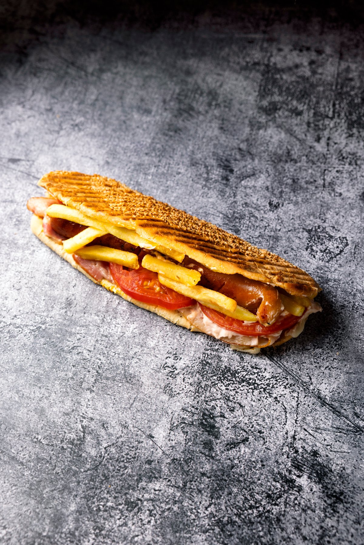 Τοστ Gouda, Μπέικον, Πατάτες Τηγανητές, Λουκάνικο, Ντομάτα και Sauce