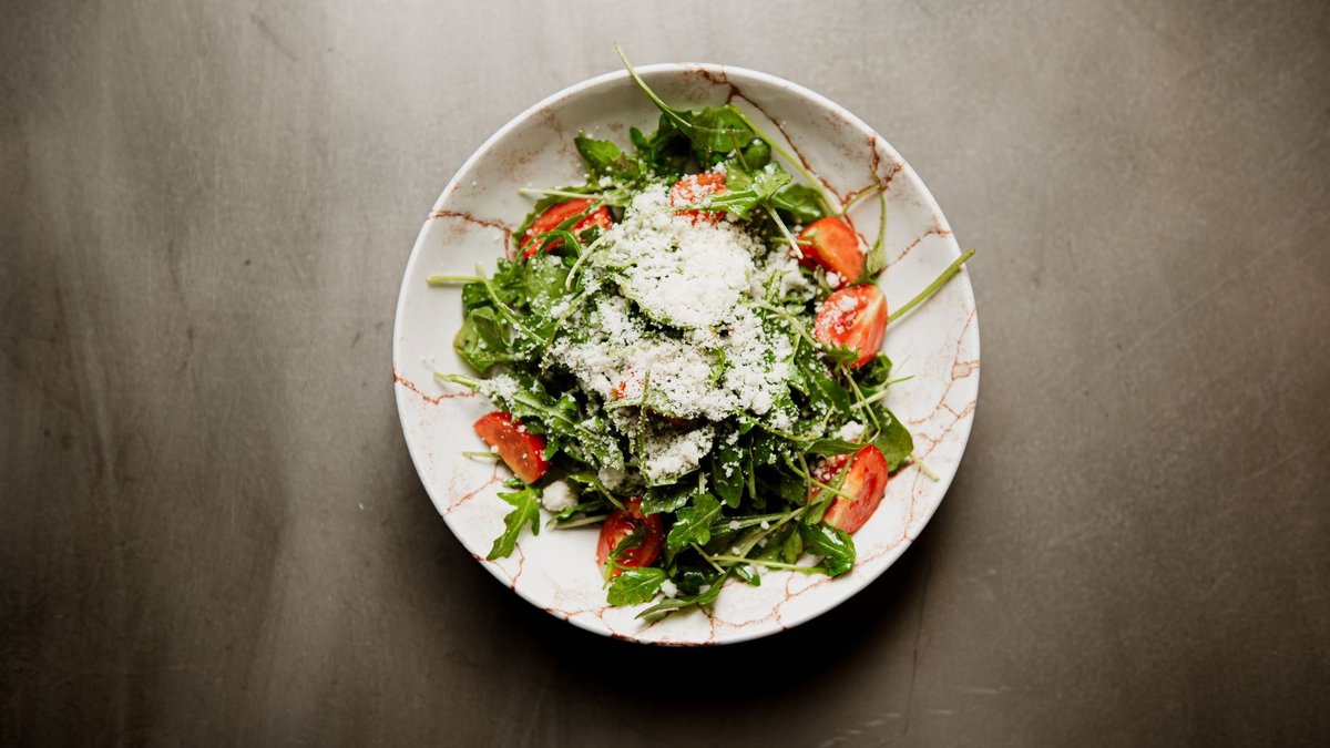 Mix rukola and cherry salata