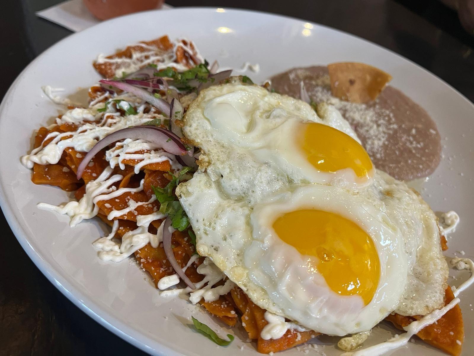 Chilaquiles con huevo (with egg)