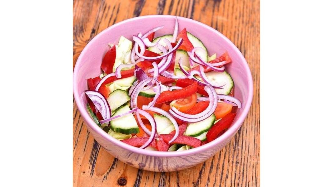 Salată de roșii, castraveți și ceapă roșie