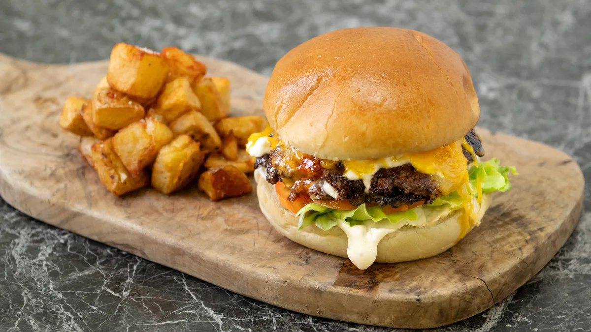 Double smashed Black Angus beef burger 200gr