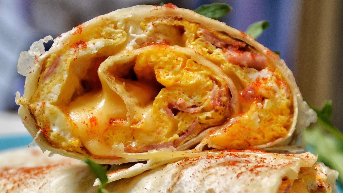 Napi gyümölcsleves és egy tojásos sajtos-avokádós wrap tekercs