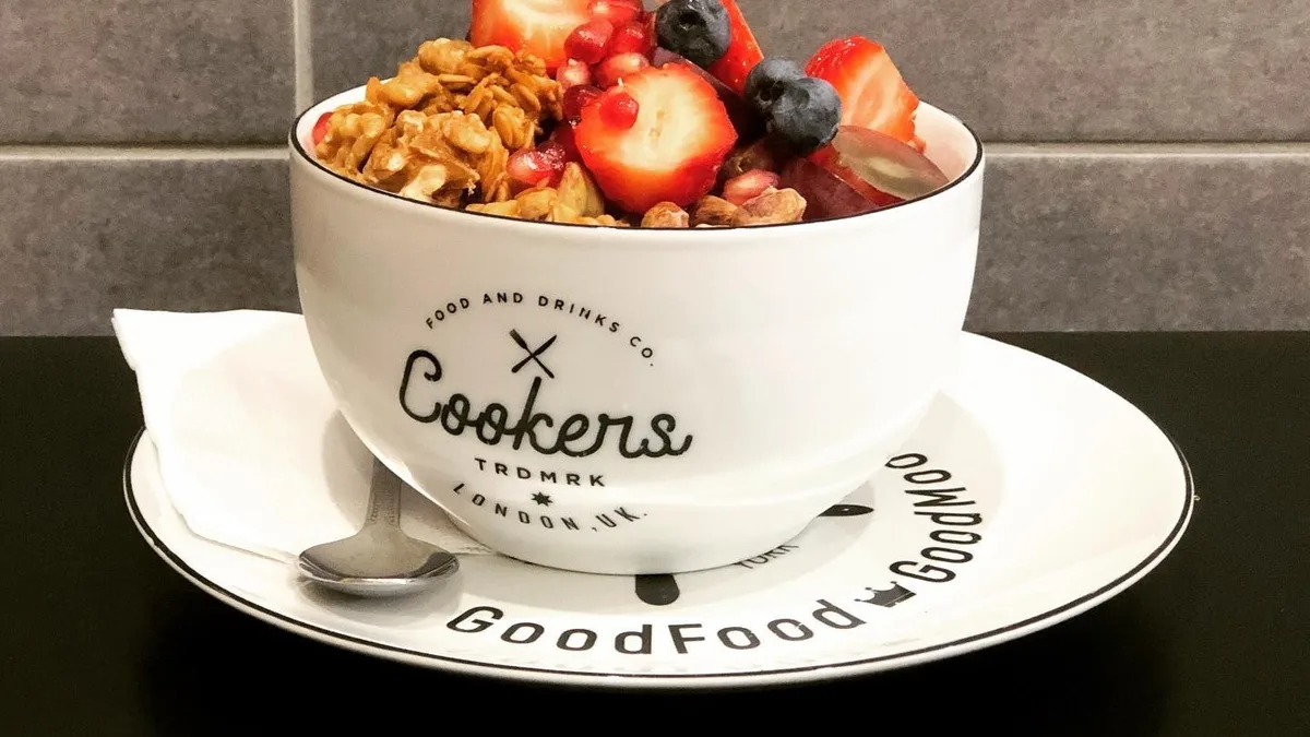 Napi gyümölcsleves és egy vegán bowl (granola, kókuszjoghurt, friss