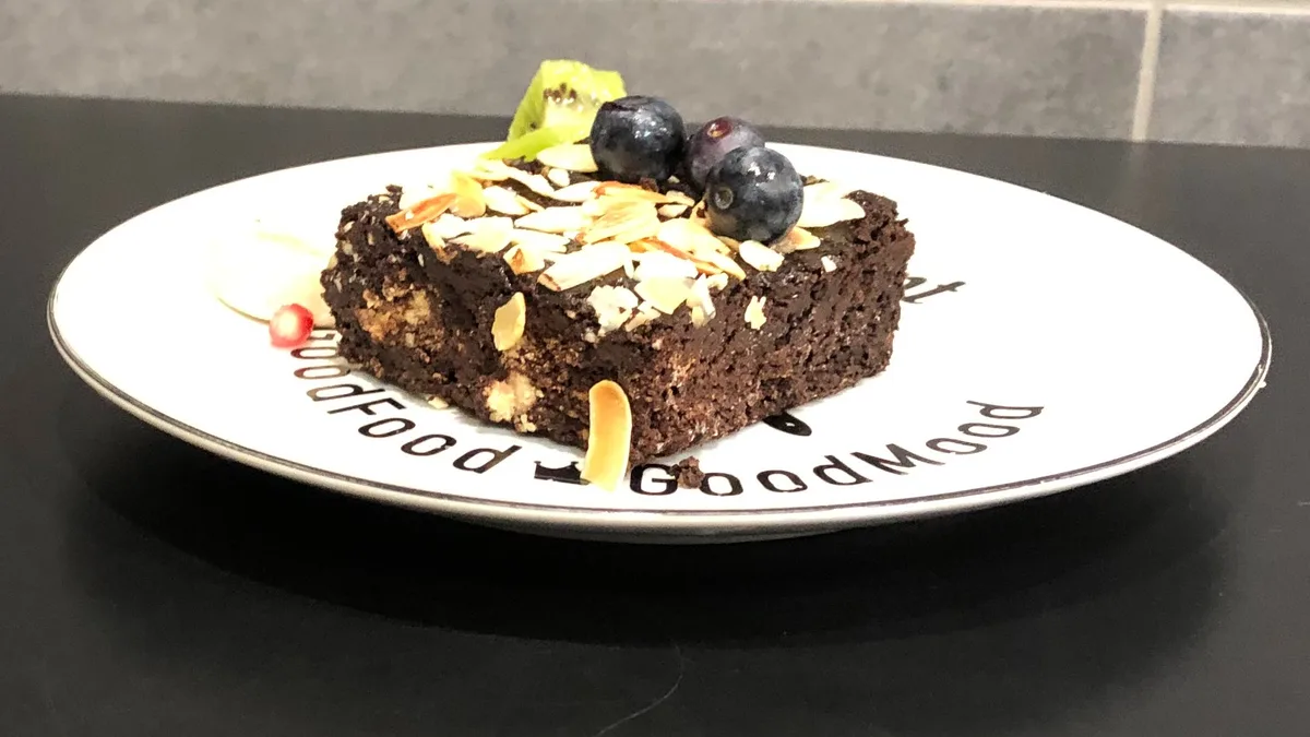 Vegán brownie friss gyümölccsel