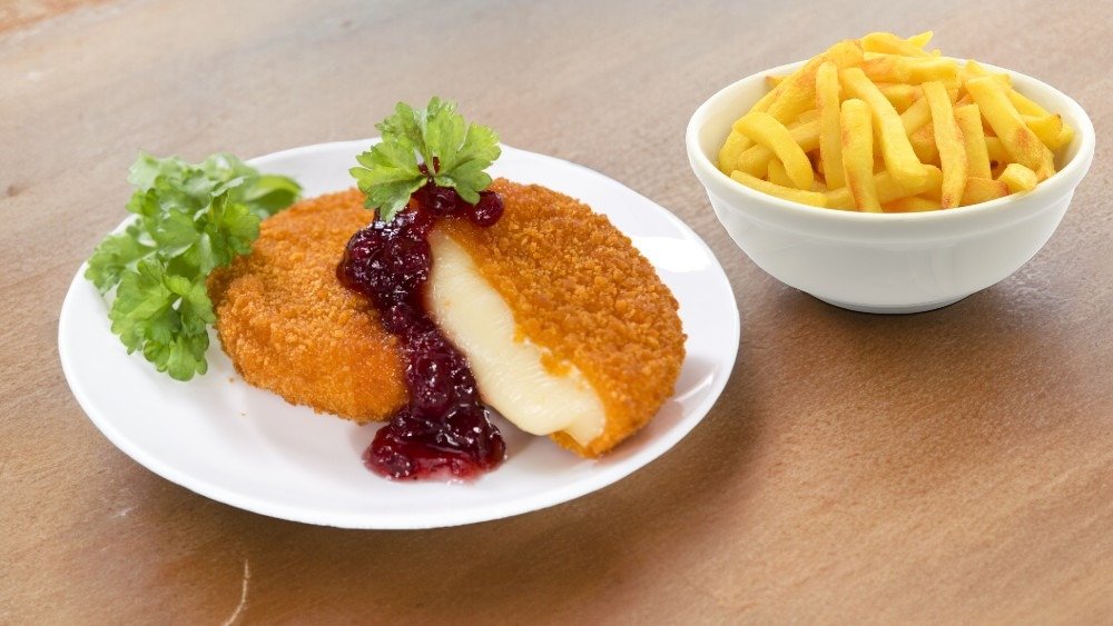Camembert rántva, áfonyaöntettel, körettel