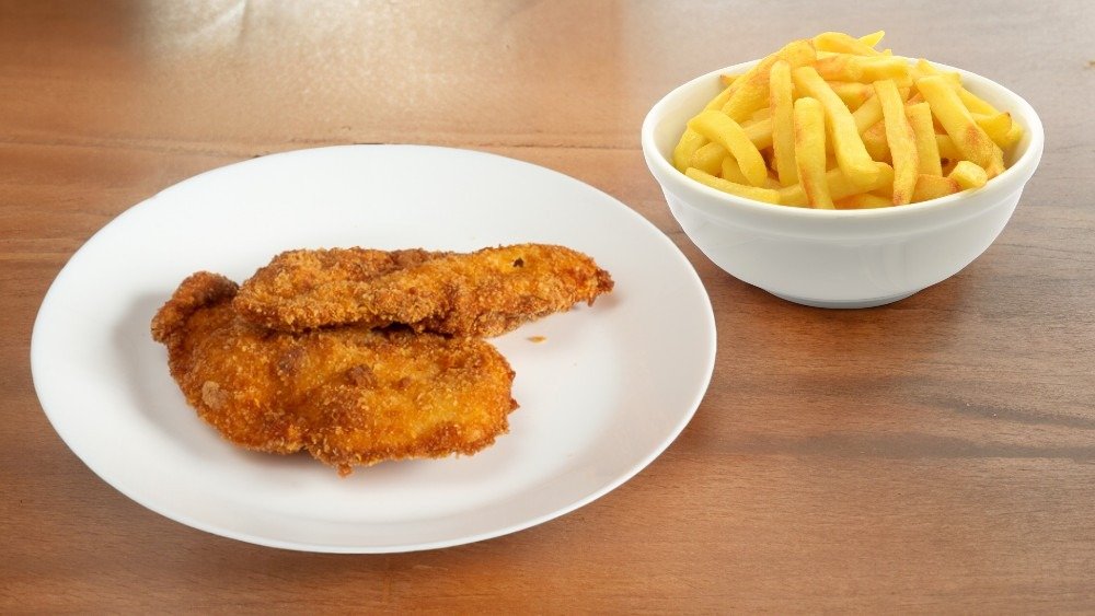 Rántott szelet karajból, körettel