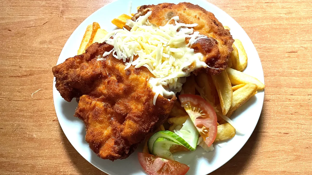 Sajttal - sonkával töltött csirkemell, körettel