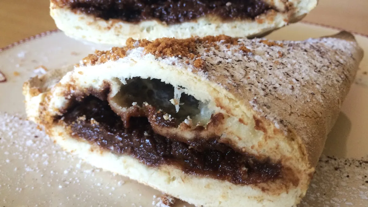 Banános mogyoró-csokikrémes calzone